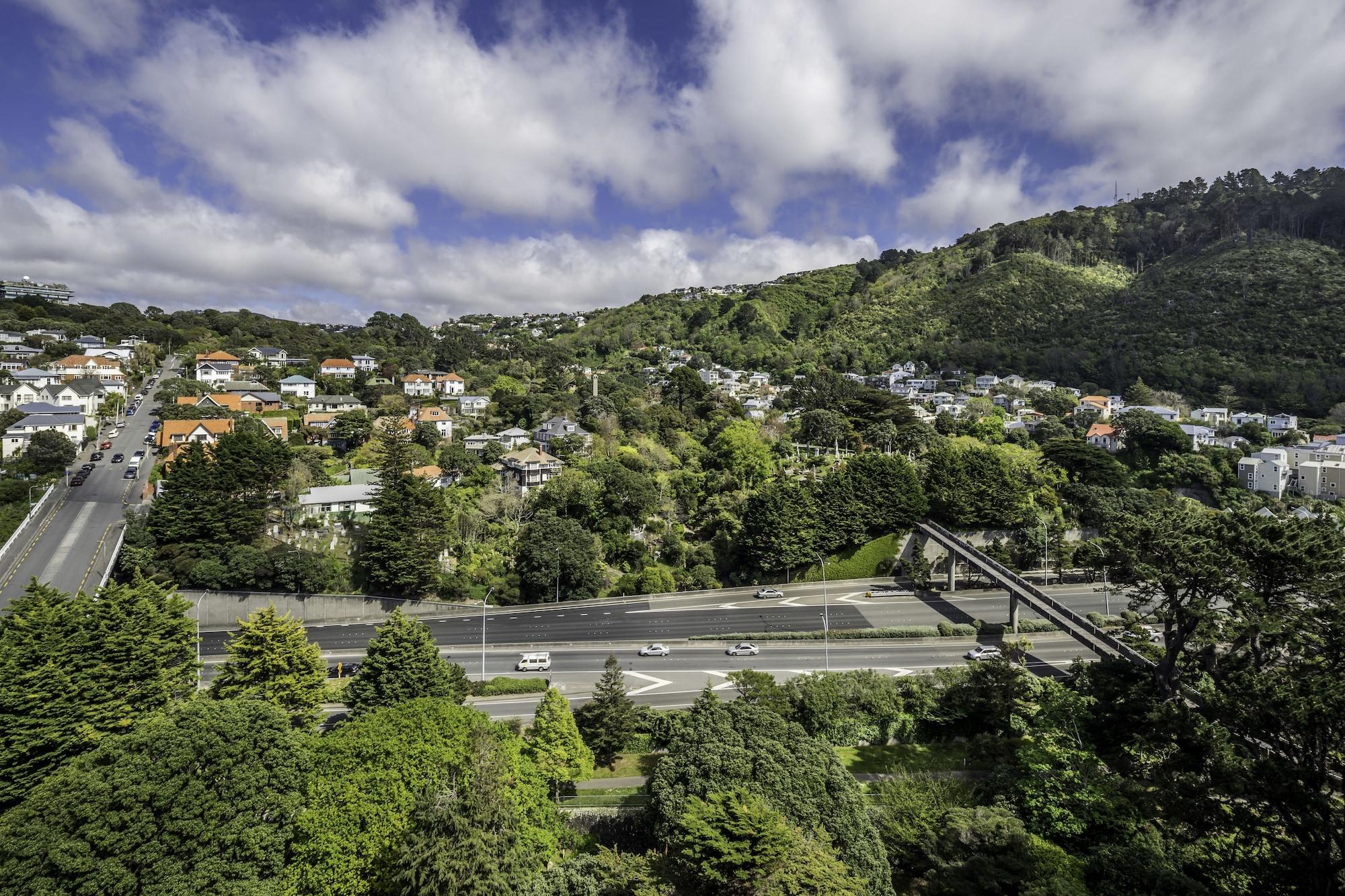 Bolton Hotel Веллінгтон Екстер'єр фото View of the suburb from the west