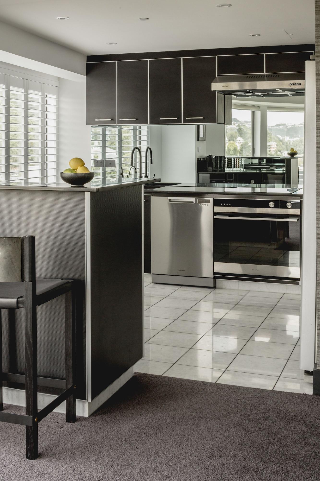 Bolton Hotel Веллінгтон Екстер'єр фото A kitchen with a granite floor