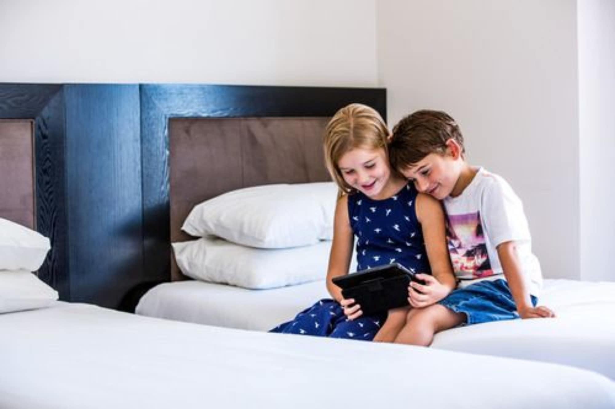 Bolton Hotel Веллінгтон Екстер'єр фото Children using a tablet
