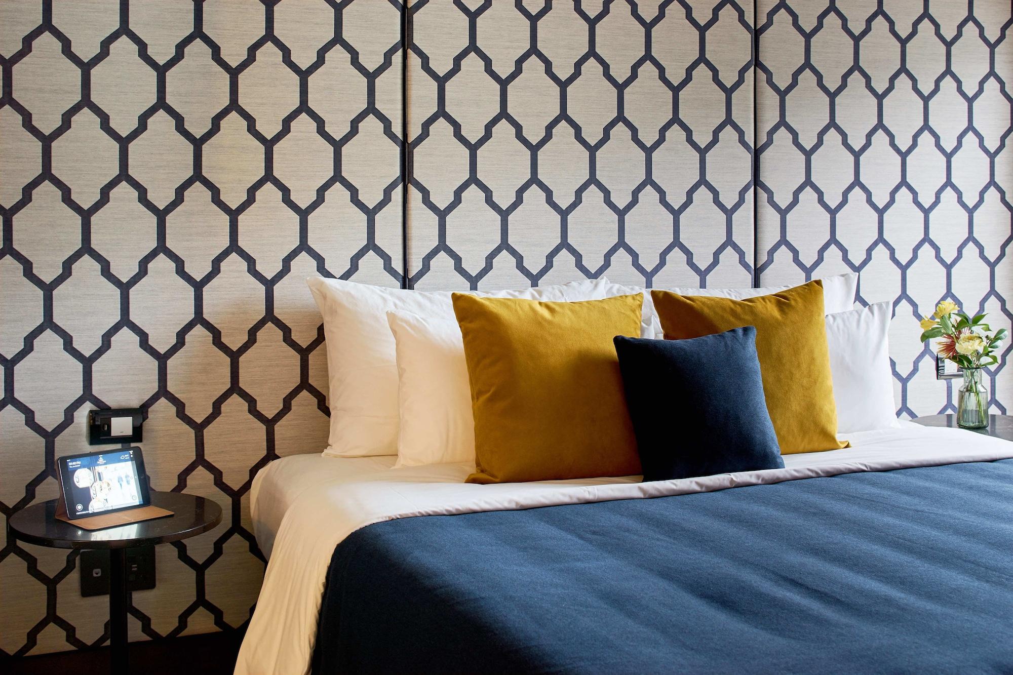 Bolton Hotel Веллінгтон Екстер'єр фото A bed with cushions