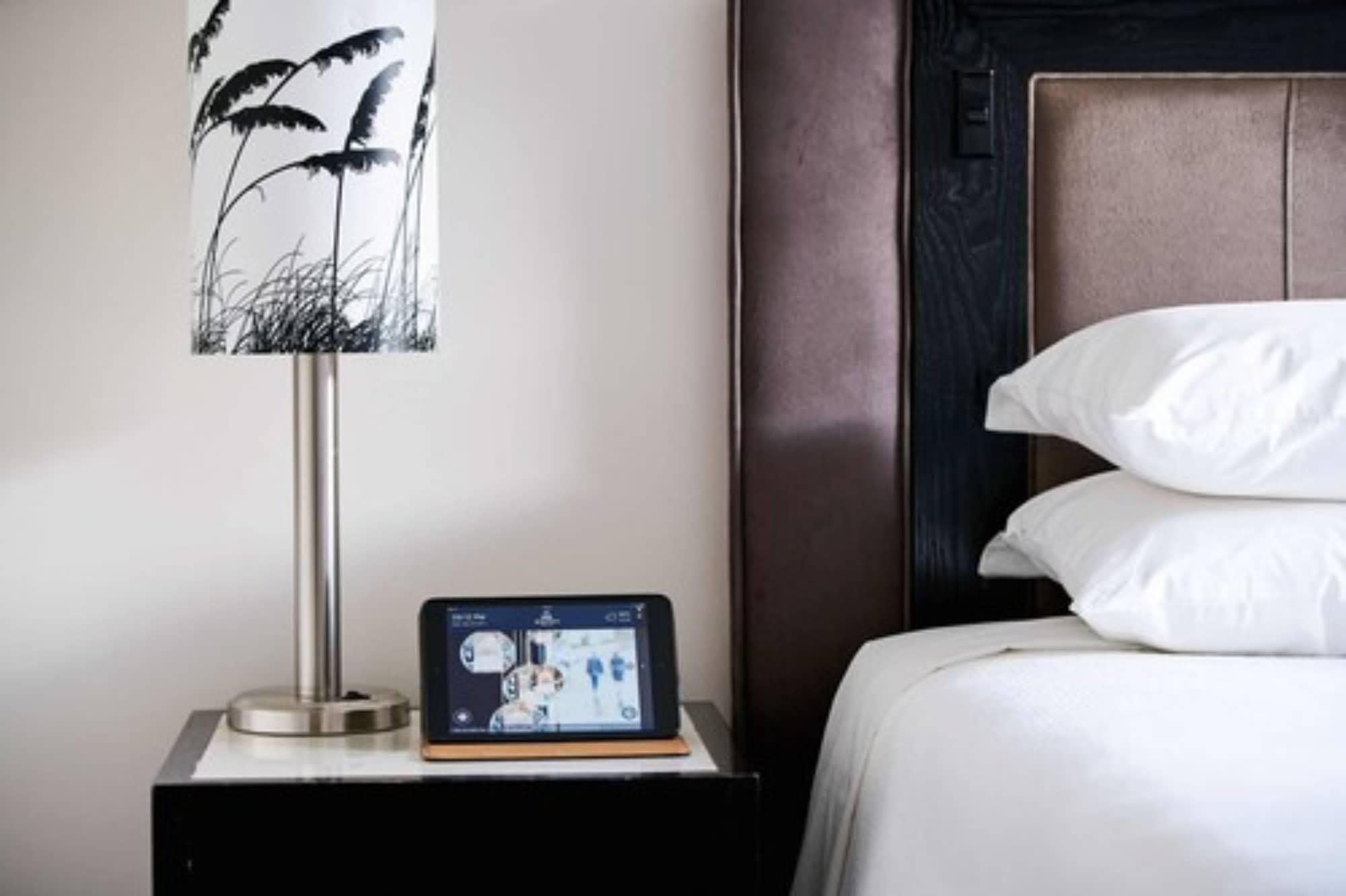 Bolton Hotel Веллінгтон Екстер'єр фото The iPad is used in the rooms of the Mandarin Oriental, Munich