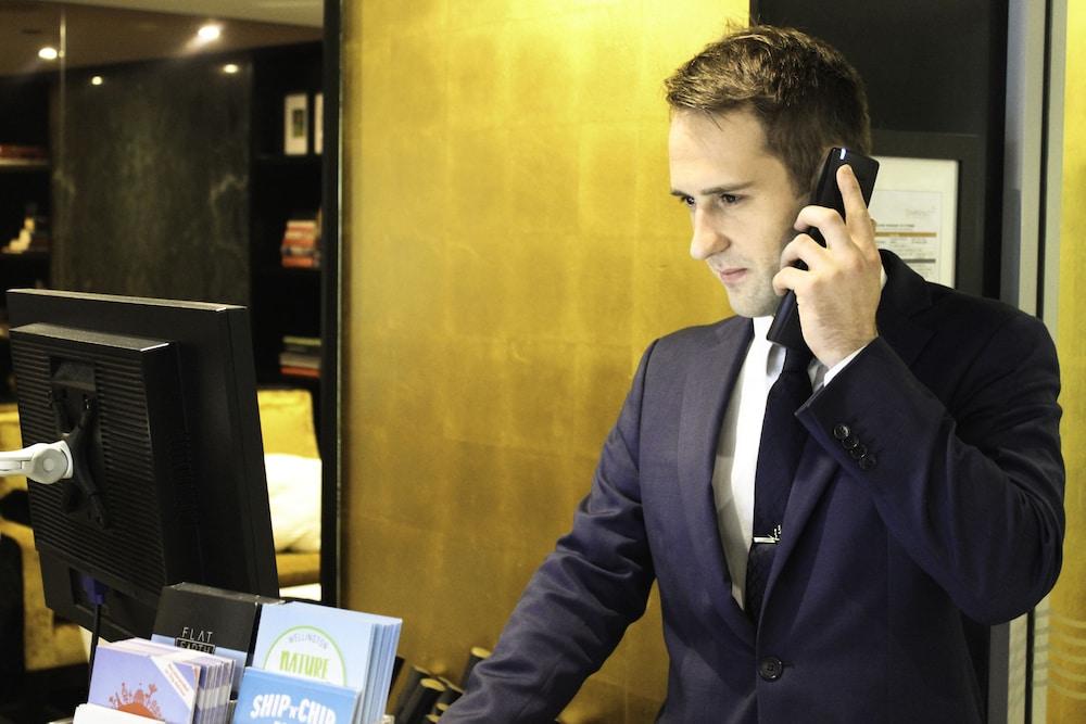 Bolton Hotel Веллінгтон Екстер'єр фото A hotel concierge