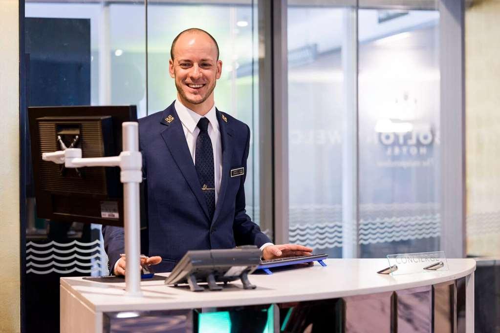 Bolton Hotel Веллінгтон Інтер'єр фото A hotel concierge