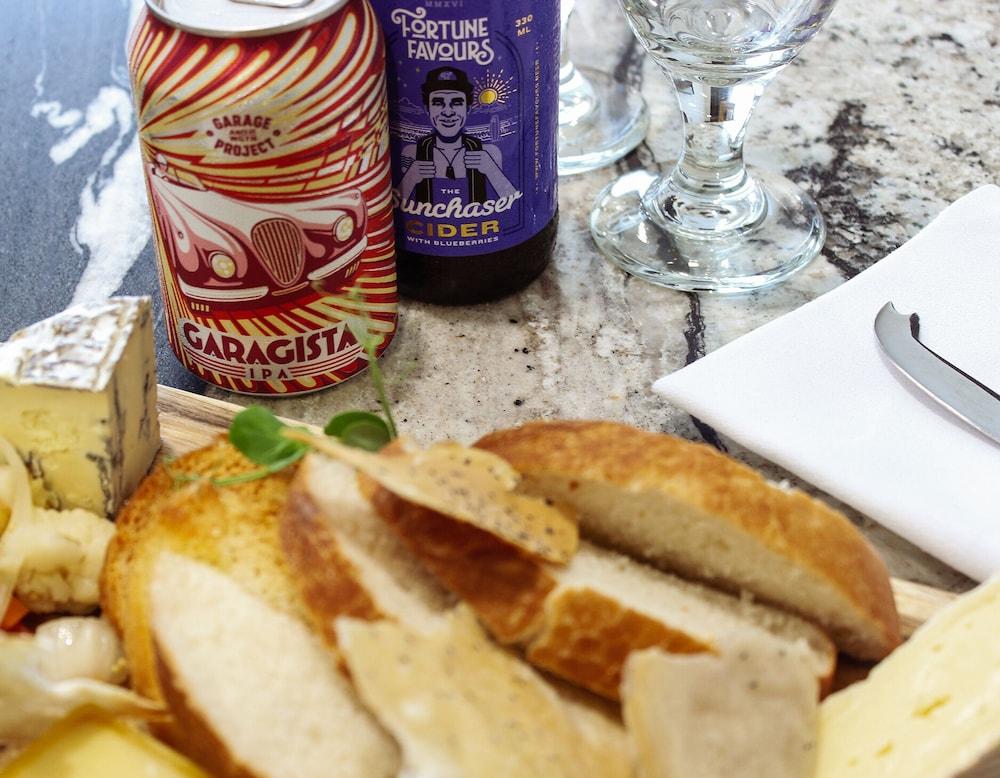 Bolton Hotel Веллінгтон Екстер'єр фото A cheese board with a can of Carachia