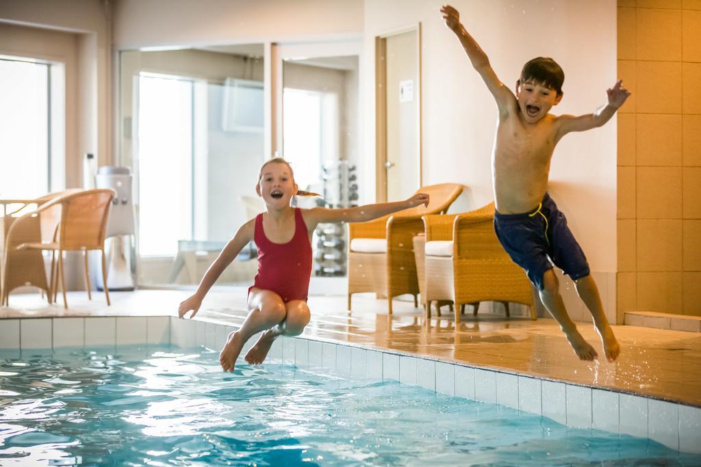 Bolton Hotel Веллінгтон Екстер'єр фото Children jumping into a swimming pool